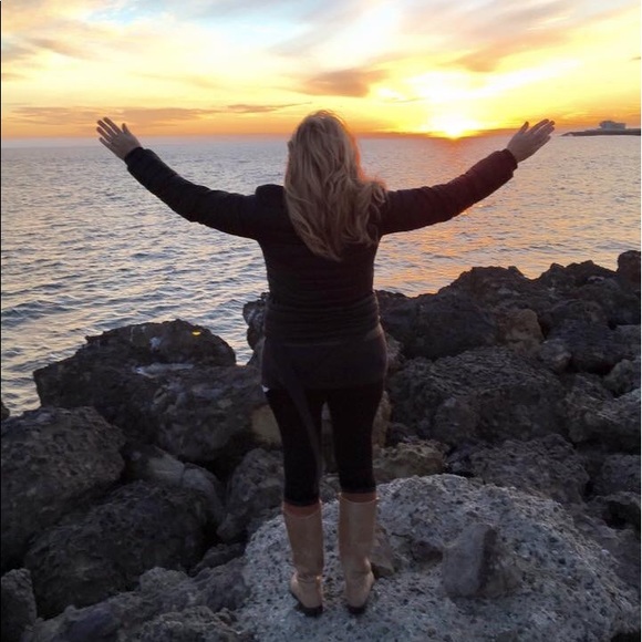 Meet your Posher, Erin 👗 POSH AMBASSADOR - Picture 3 of 11